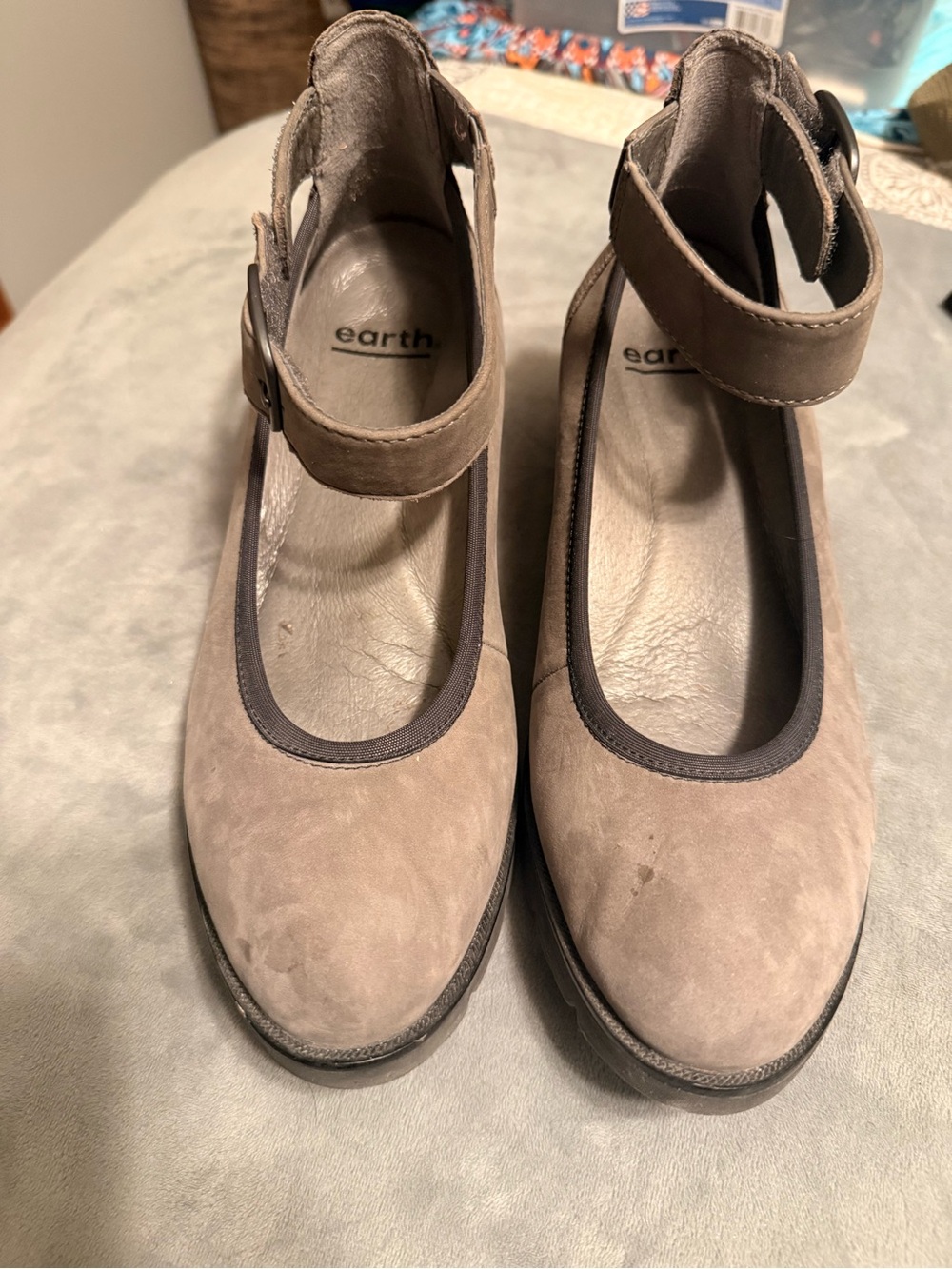 Earth Women’s Size 8 ankle-strap heels